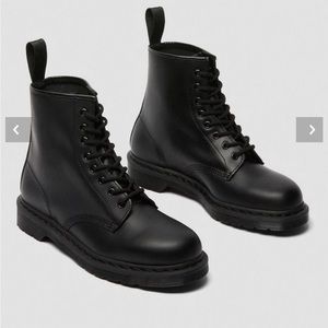 NWOT Dr. Marten 1460 Smooth Leather Lace Up Boots size 6 men’s/7 women’s